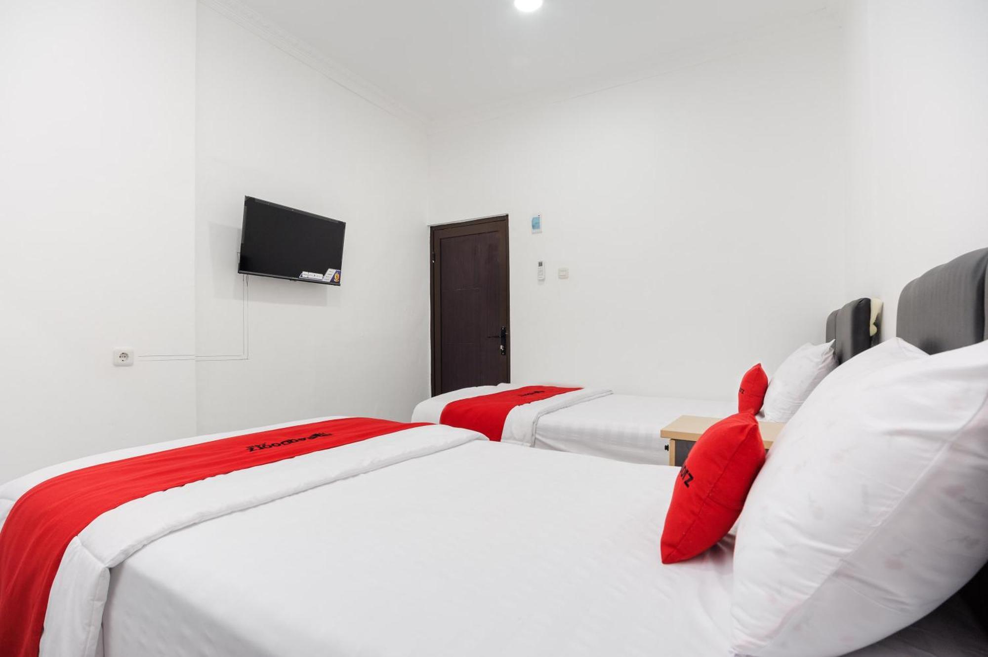 Reddoorz Syariah @ Sakura Hotel Jatiwaringin Bekasi Buitenkant foto