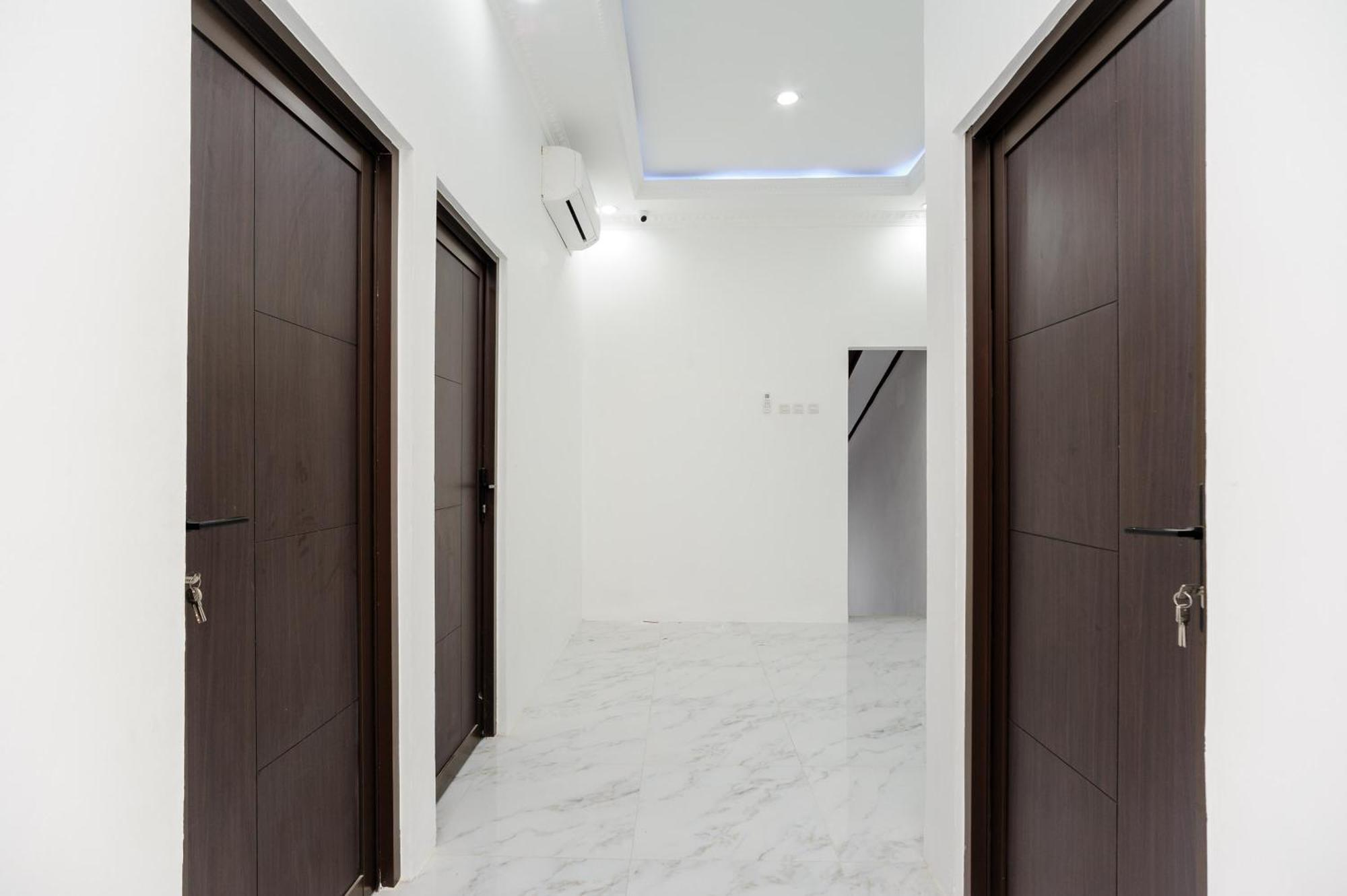 Reddoorz Syariah @ Sakura Hotel Jatiwaringin Bekasi Buitenkant foto