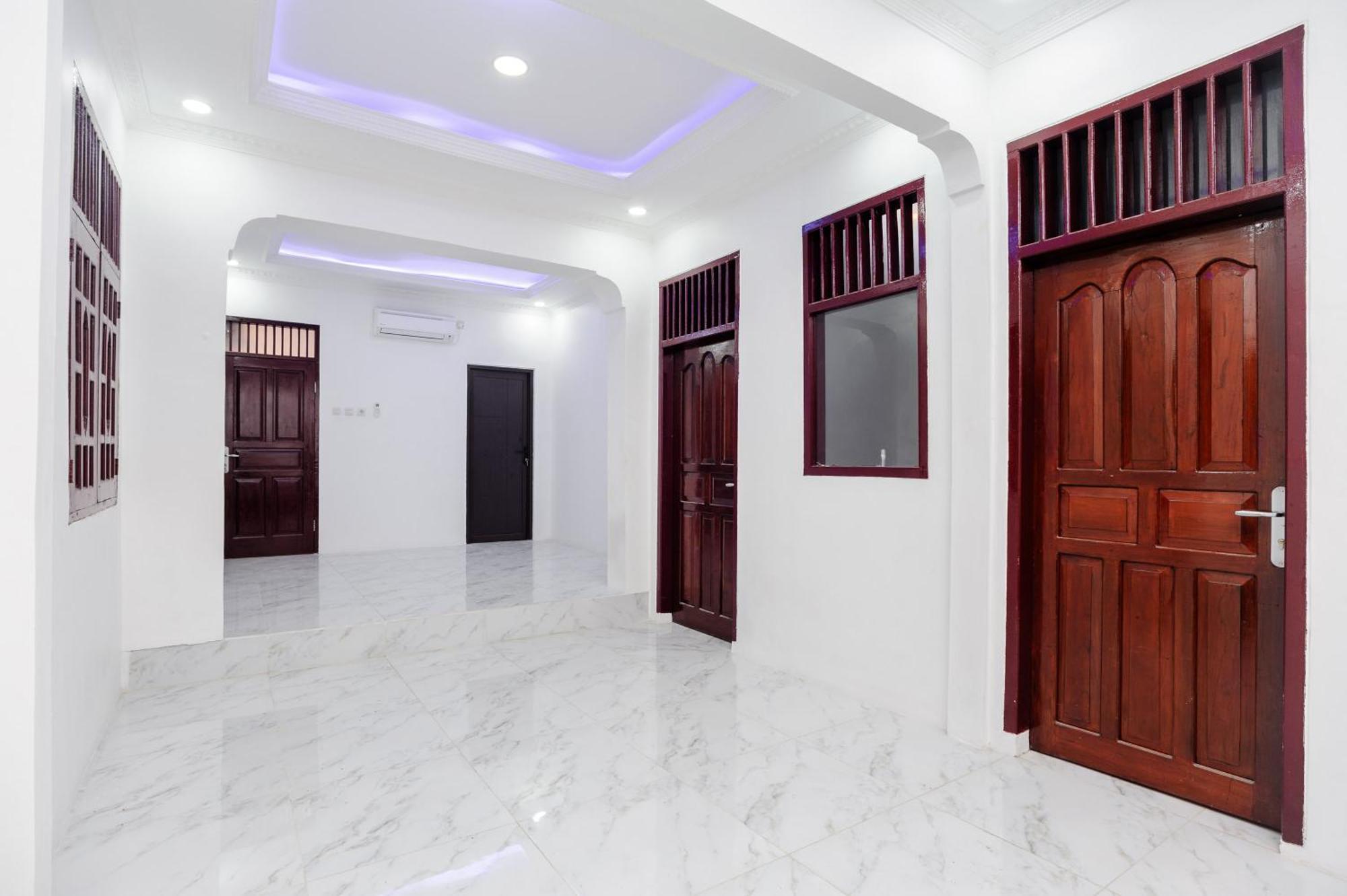 Reddoorz Syariah @ Sakura Hotel Jatiwaringin Bekasi Buitenkant foto